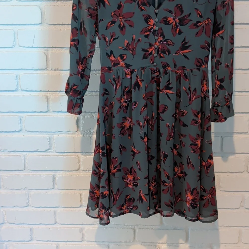 Madewell Moonblossom Ruffle-Sleeve Dress in the Winter Orchid floral pattern. - Picture 4 of 8